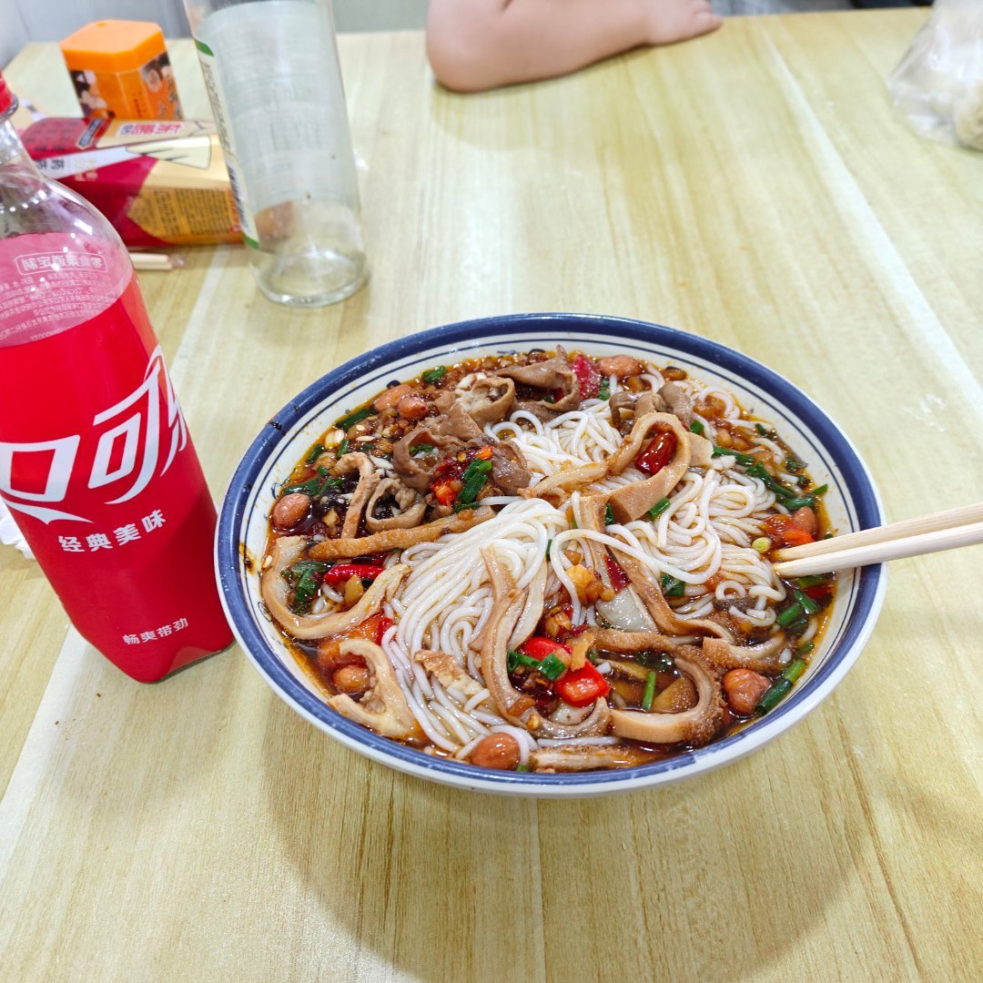 整个早餐先不过感觉好像中午了[有票了][有票了]吃一半店里居然停电还好今天不热无