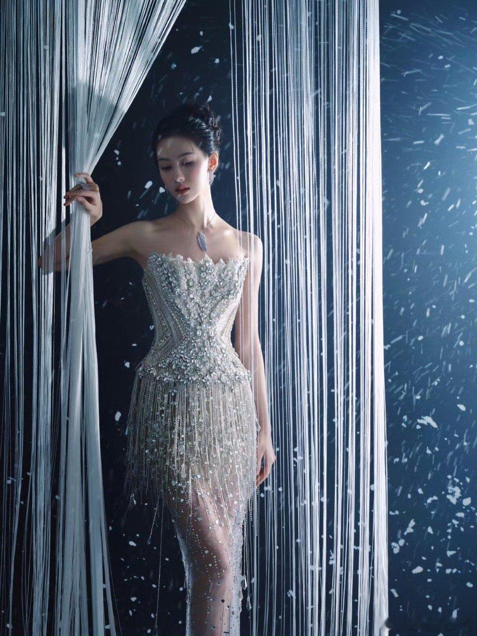 红毯封神名场面预定！陈都灵的香槟色挂脖亮片裙太绝了，大胆露背勾勒出优美背部线条，