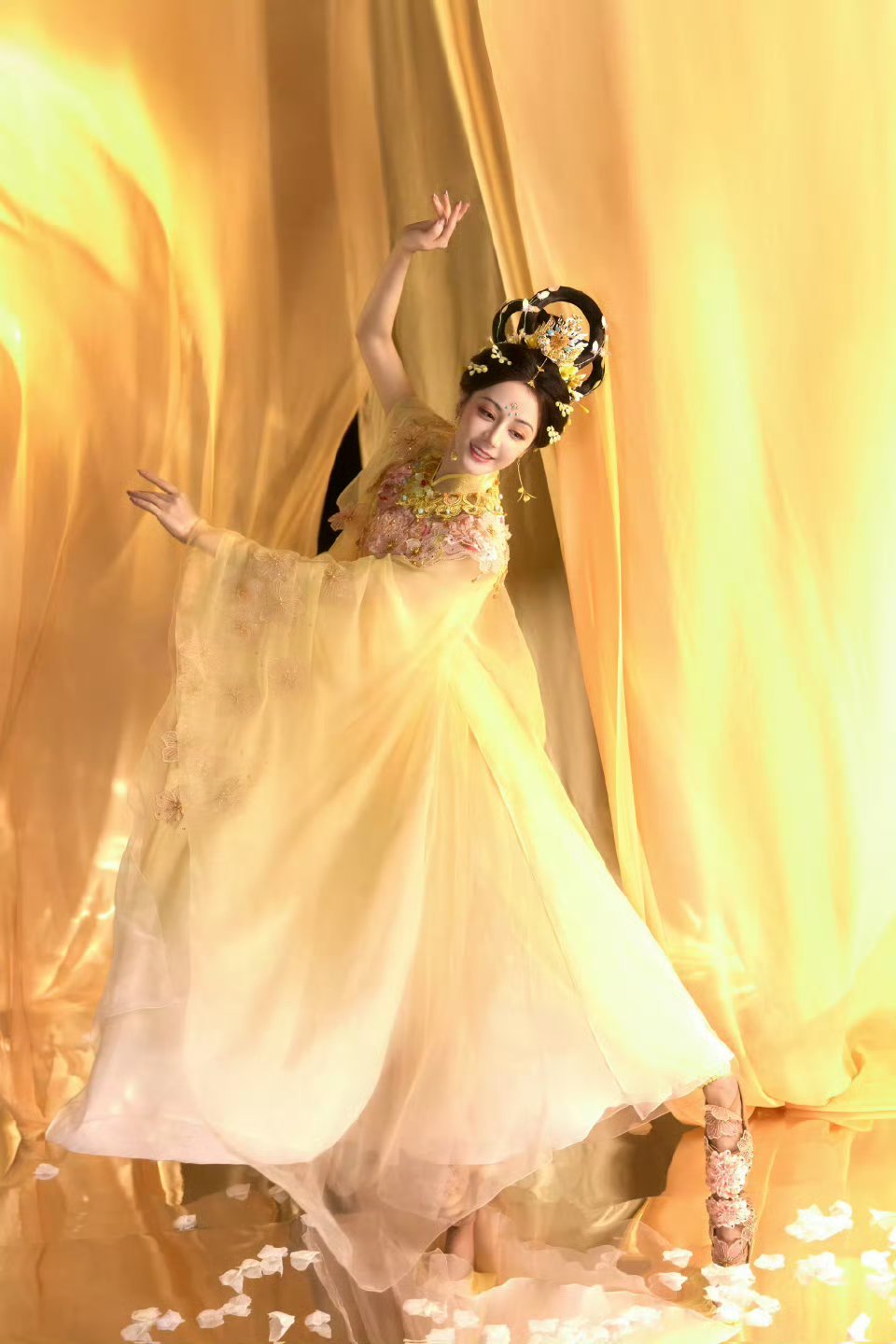 迪丽热巴迪丽热巴[超话]迪丽热巴上演天女散花 ​​​