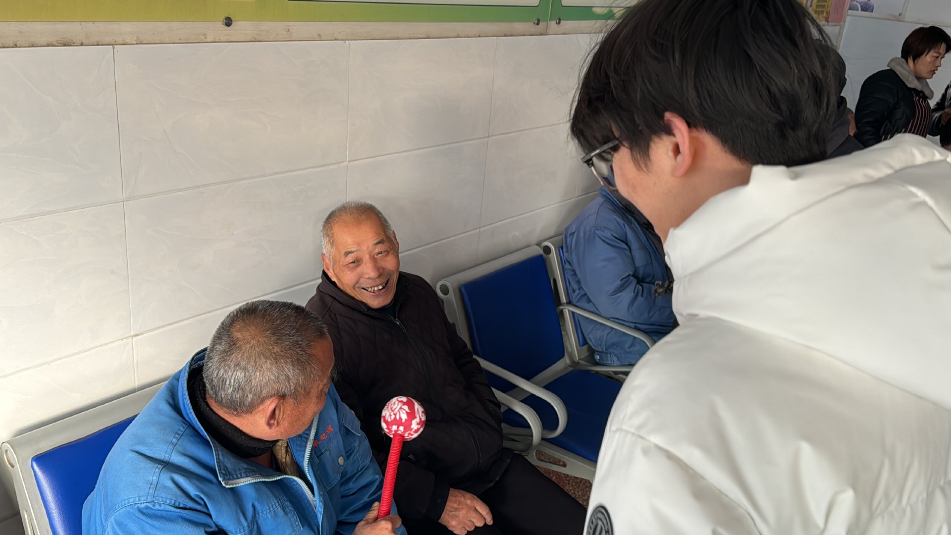 【敬老院内温情暖，青年学子爱心传】曲阜师范大学大学生寒假社会实践为发扬尊老敬老风