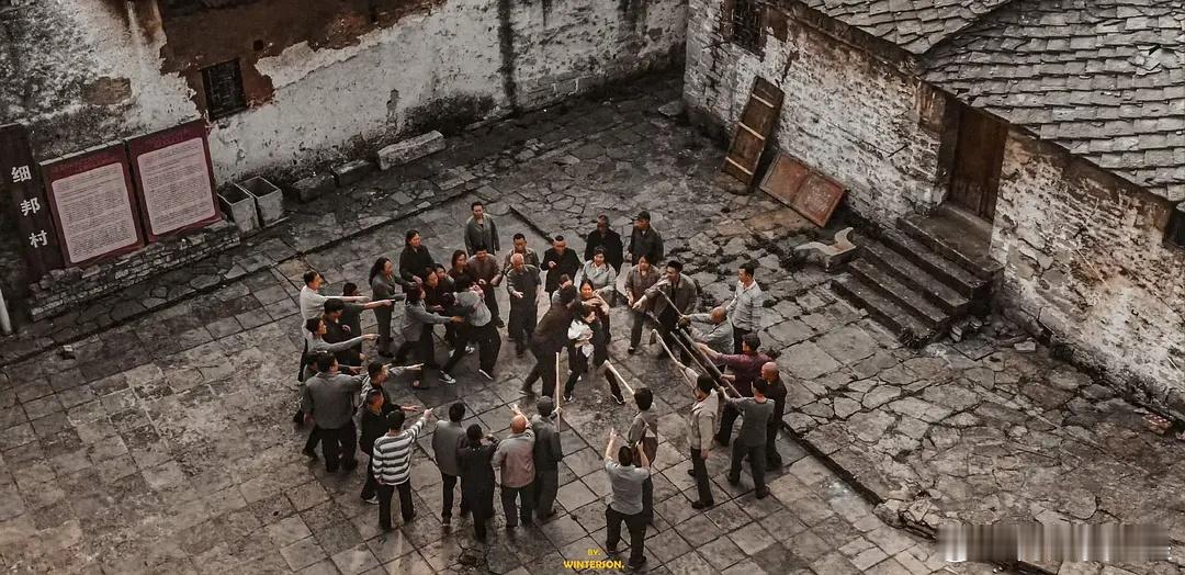 迪丽热巴的感染力像钩子，整部剧画面视觉冲击也很强，鲜活又现实利剑玫瑰7月最热刑侦
