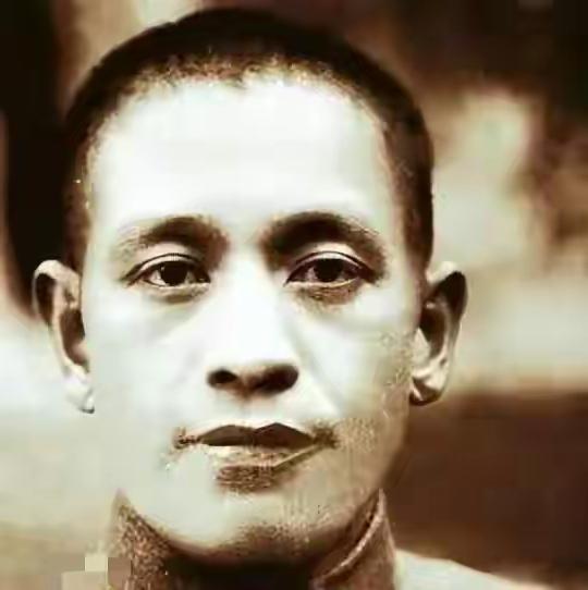 1946年，他当上重庆警备司令后流连舞厅，身边尽是高级妓女
 
1946年的重庆