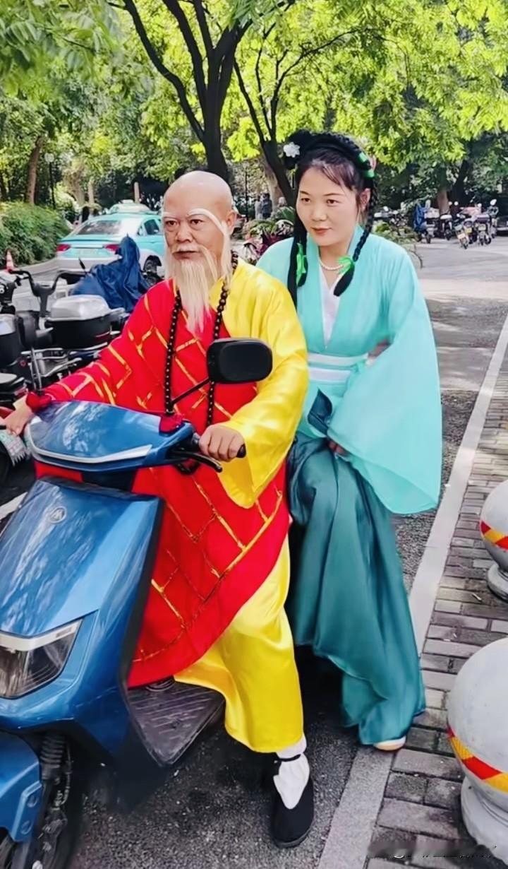 节假日演出任务繁忙，为了赶时间法海骑电动车带着小青姑娘去演出场地。

不知道许大