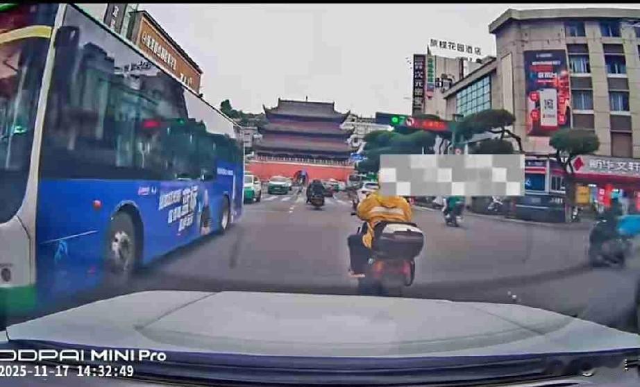 宜宾街头的“路怒闹剧”让人叹为观止！正路停车吵架，安全和规则全抛脑后！


 