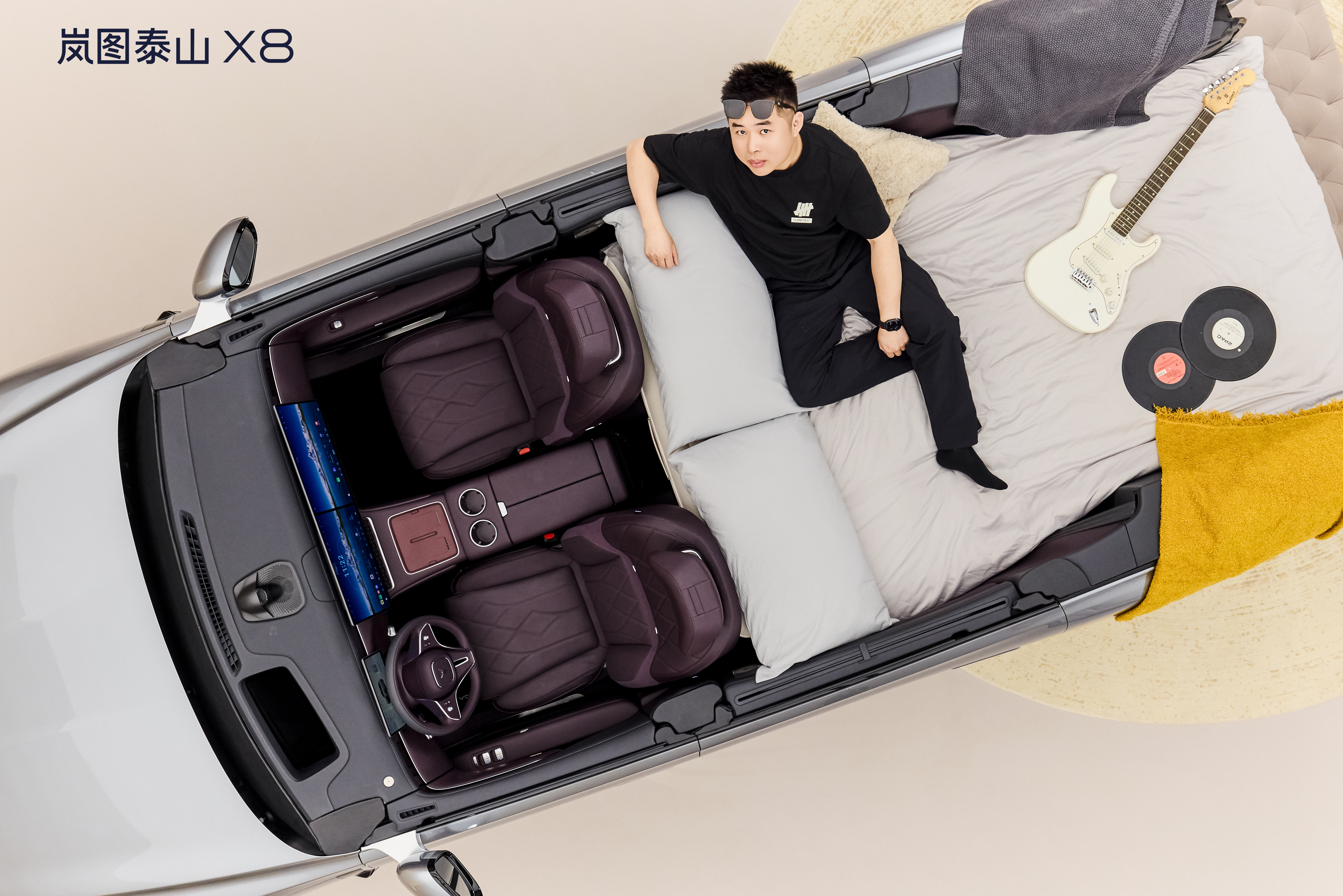 岚图这次太会玩了，把车切割成床，在棚里给我们各种出片。有一说一，创意很好床也非常