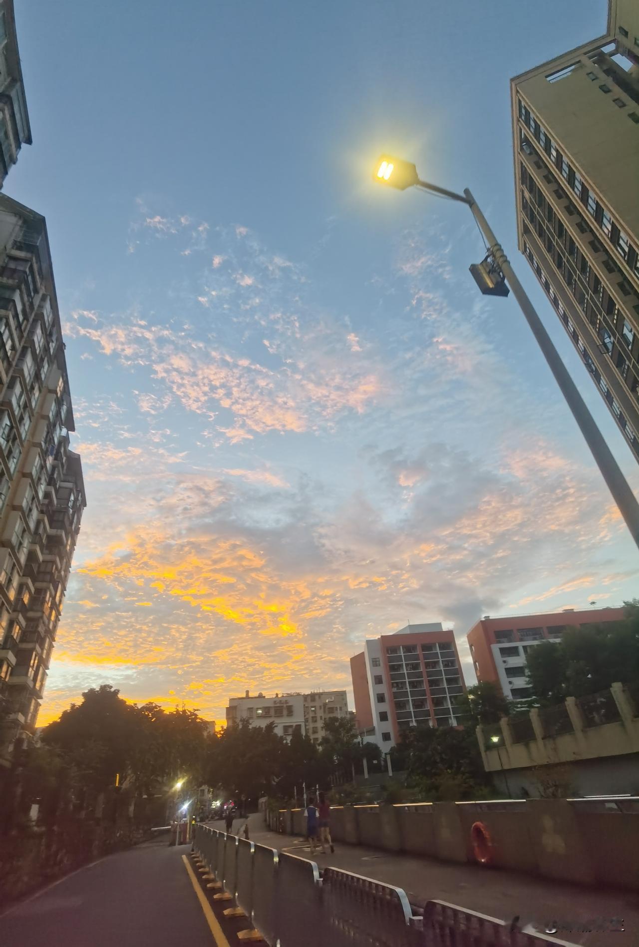 在深圳，总有些黄昏让人忍不住驻足。抬头看，整片天空像被点燃，金橙色云浪翻涌，蓝调