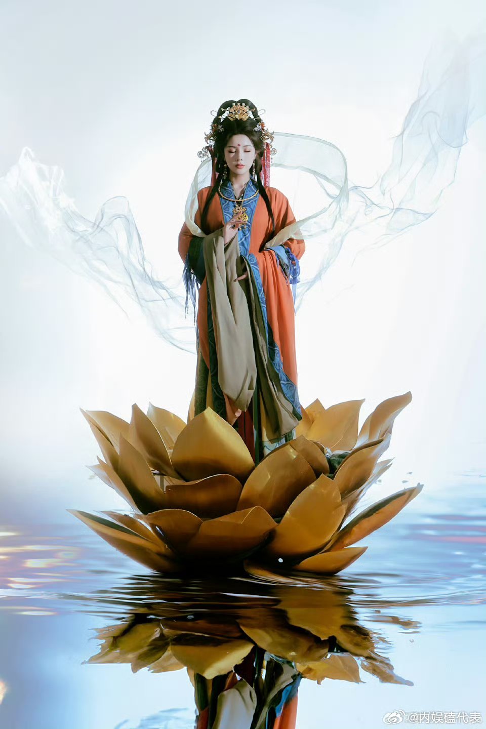 戴燕妮神女造型戴燕妮从壁画里走了出来戴燕妮这组造型完美诠释东方美学！神女妆造氛围