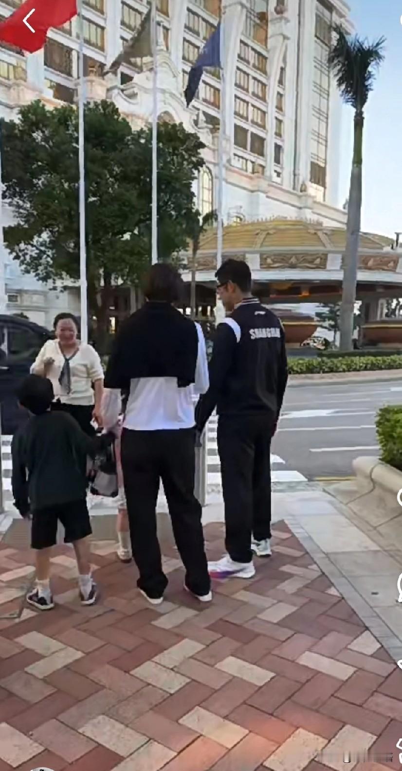 姚彦带着卡宝和妹妹一起去了澳门。
这次在澳门打比赛的时间比较长，看到很多家属都去