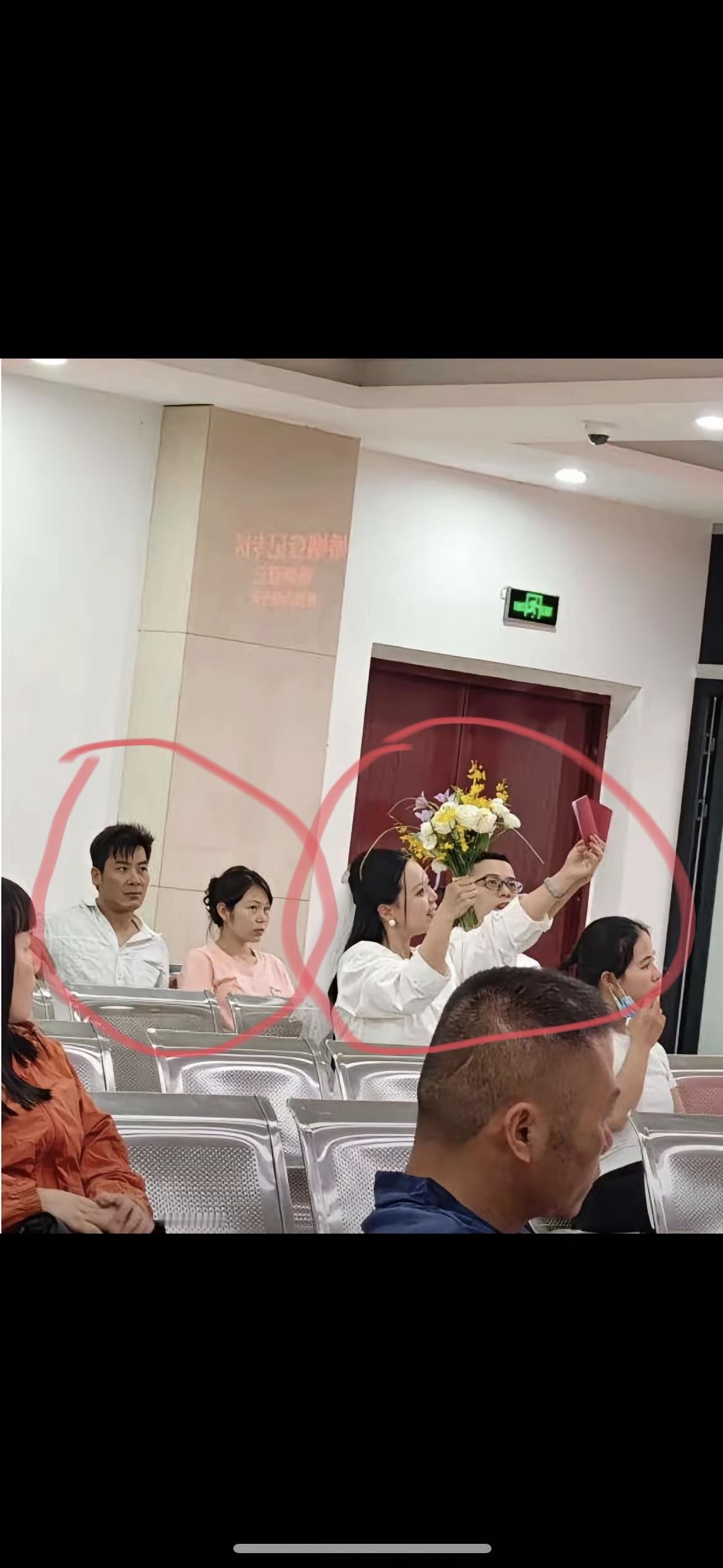 当结婚的和离婚的两对夫妻同框时，大家就会发现，结婚的状态和离婚的状态到底有多大，