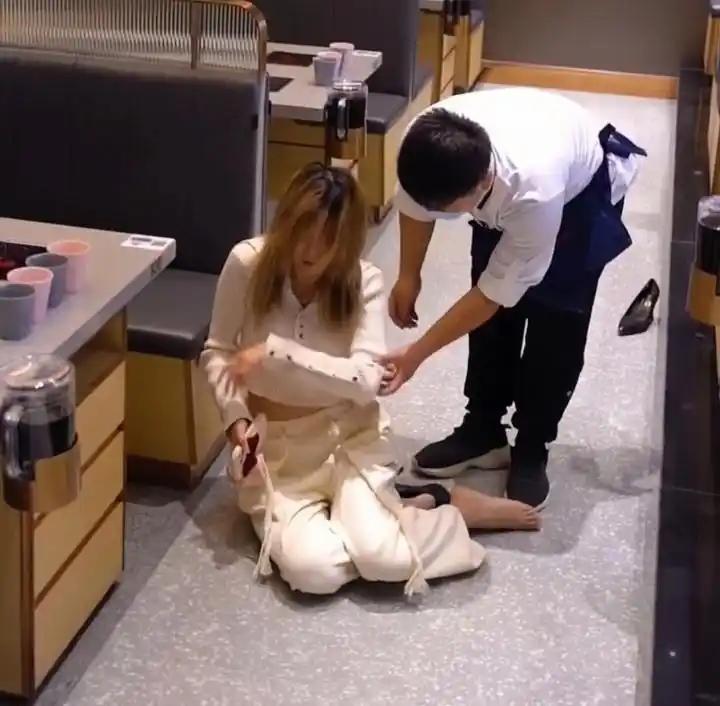 因要拿出38万高价彩礼，男子无奈之下果断提出分手，女生收到信息一时无法接受，坐在