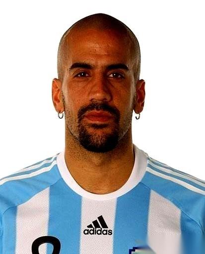 100万美金，买三个阿根廷球员，其中一个叫贝隆。
四川全兴队掐指一算，摇了摇头：