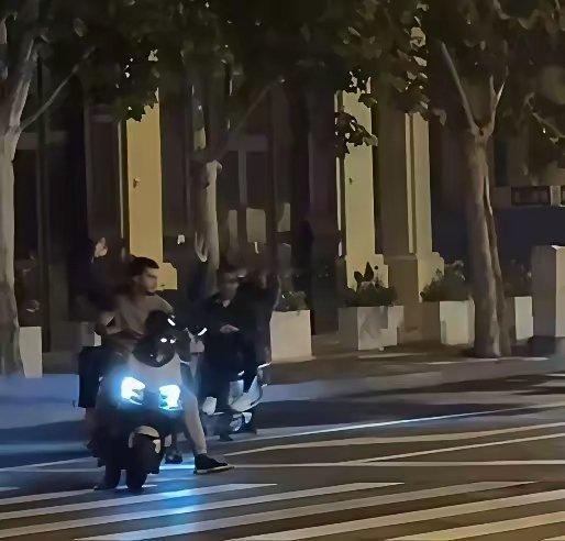 几名印度人在中国大街上晚上骑着车，放着音乐，简直太不可饶恕 