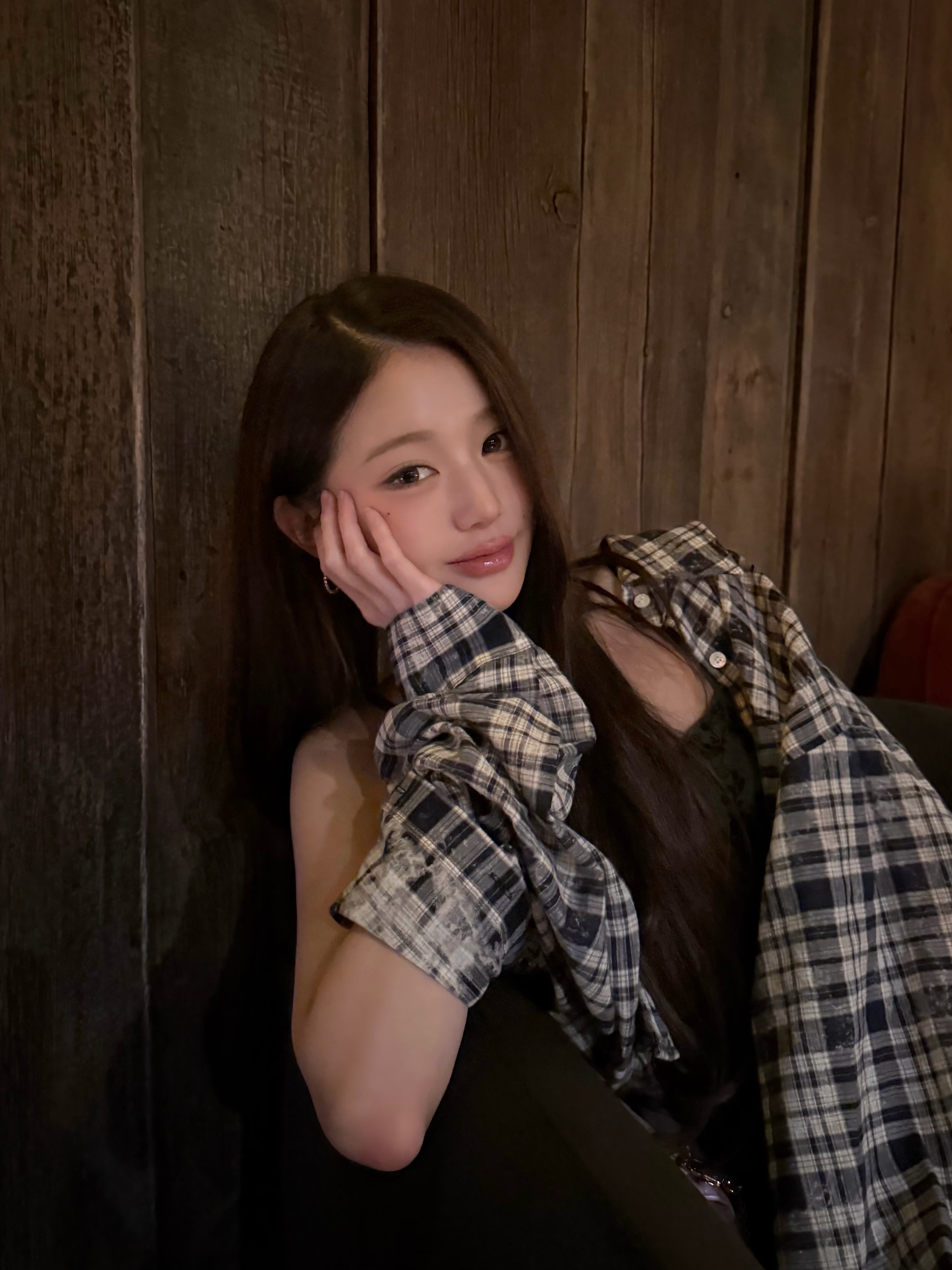 在聚会上看见前女友了她这样盯着我看是啥意思 