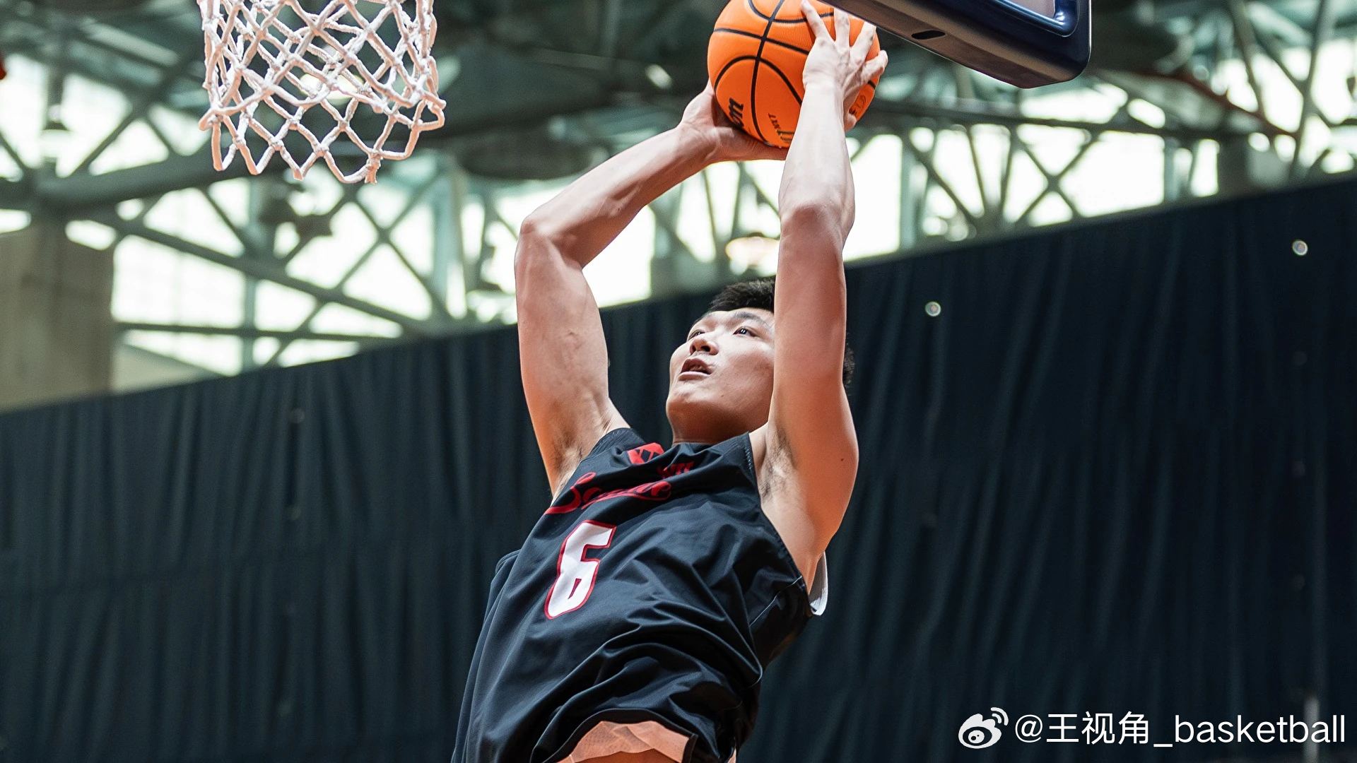 淡厚然6分3篮板，5犯离场，数据平平，但是防守作用巨大，帮助西雅图大学在锦标赛单