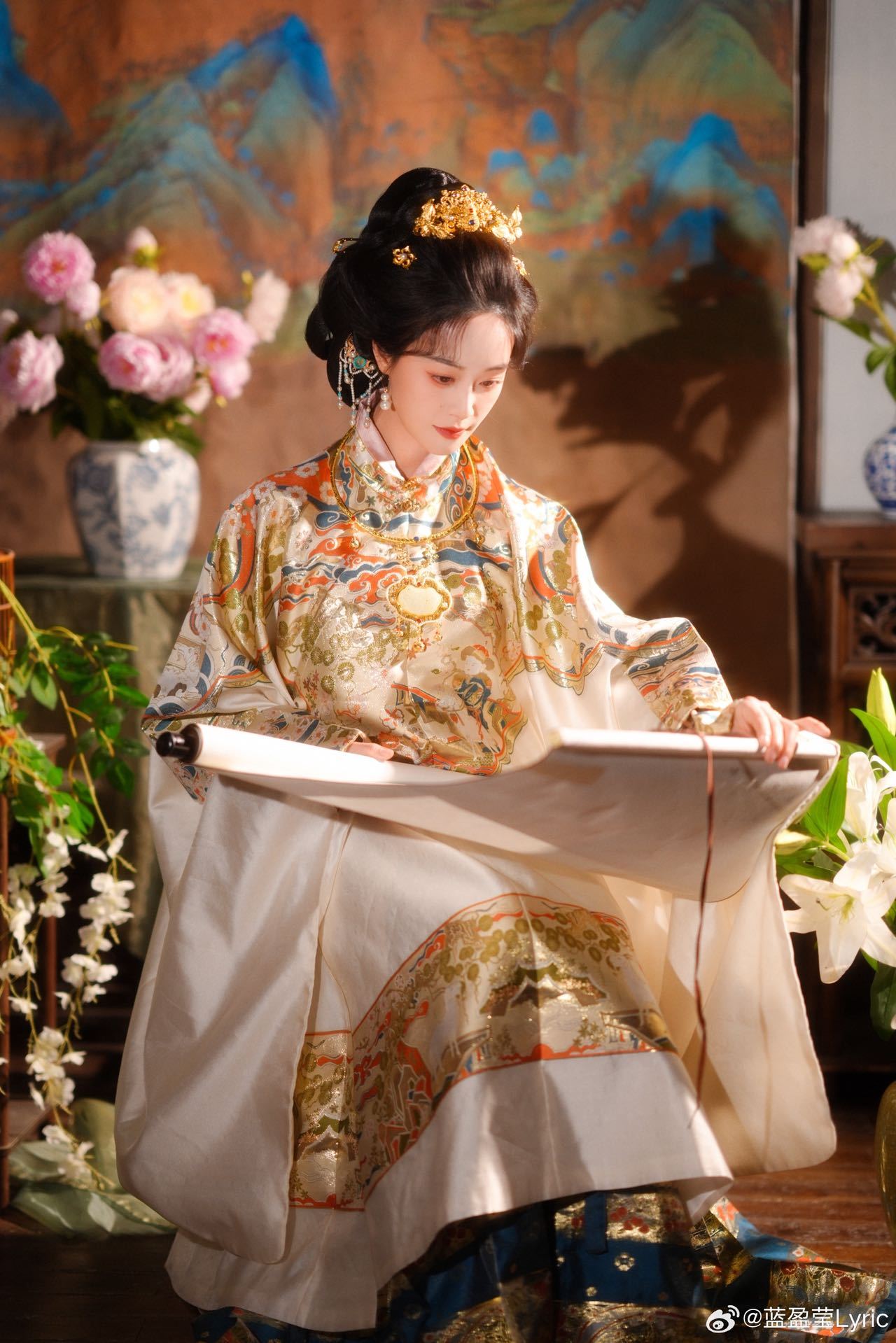 蓝盈莹蓝盈莹明制汉服造型明制汉服配团扇，半遮面的样子美到犯规，东方美学被拿捏得死