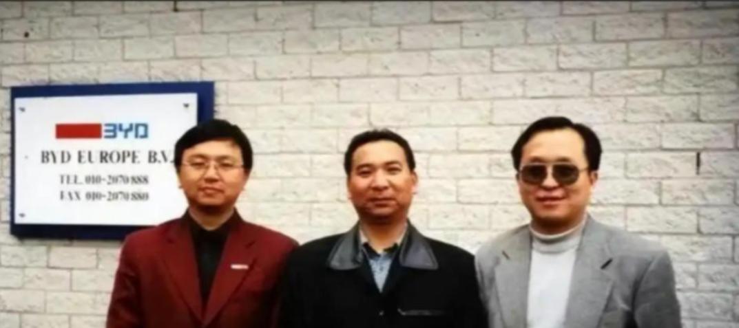 一个敢借，一个敢给，1995年，在安徽芜湖，穷表弟向富表哥借了250万，表哥毫不