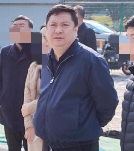 郁廷栋被刑拘，他有3个特点：
1、啤酒肚不小，可见平时没少应酬吃喝！
2、不喜欢