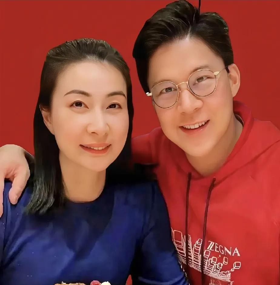 妈呀，
两夫妻久了真的会有夫妻相，
这眼角的笑意，还有脸部轮廓，看着越来越像了?