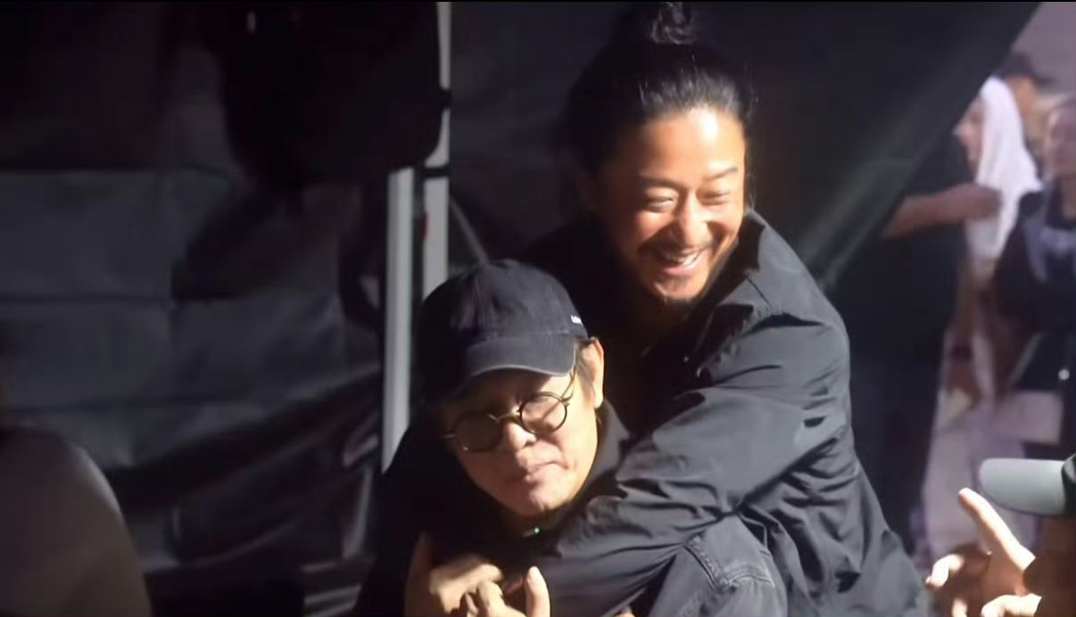 遇到名声在外的京嬷了 进门那一刻的互动简直是名场面。他倚着门那个慵懒又灵动的姿态