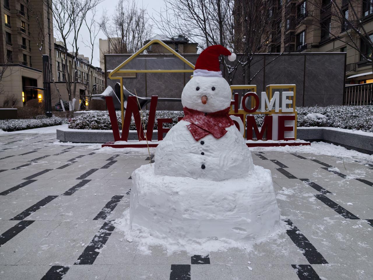 呼和浩特迎来入冬以来的第一场大雪，小区的景色也很美，银装素裹，再加上人造的红花绿