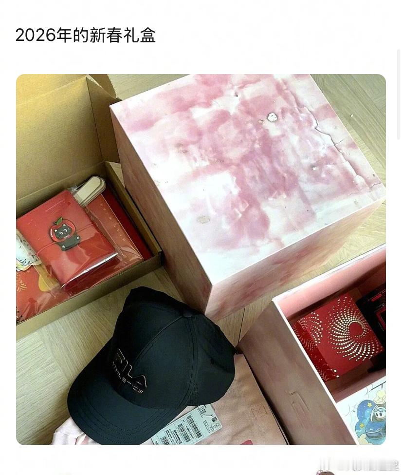 易烊千玺一直在默默做公益🥺易烊千玺连续七年用领养之家台历易烊千玺新年礼盒里有领