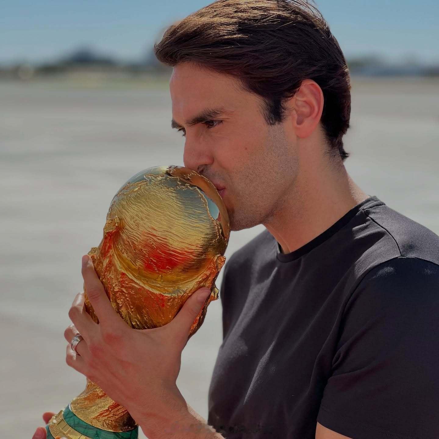卡卡 卡卡更新照片：世界杯万岁❤️(It’s the World Cup hal