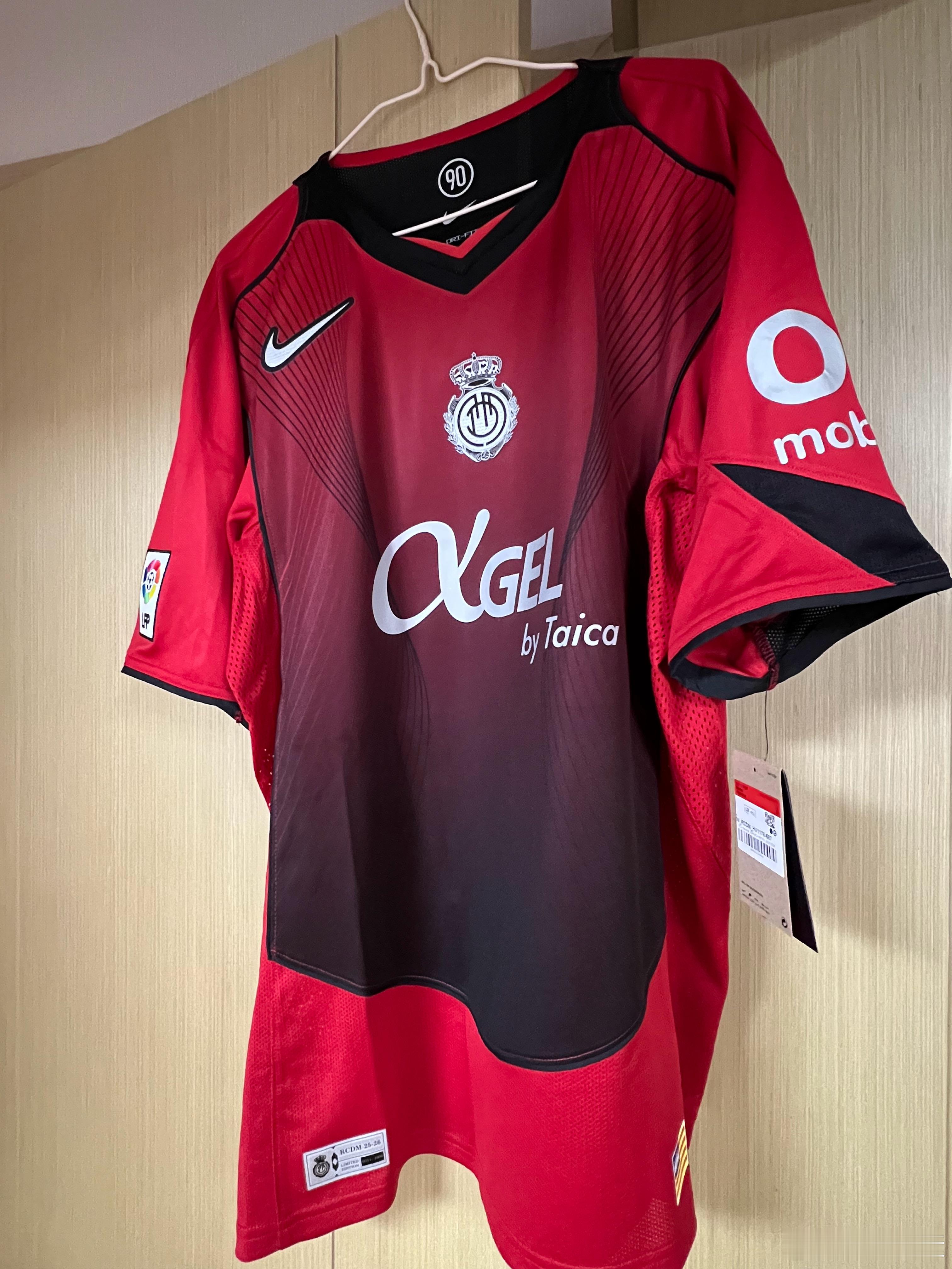 最近两年不太买球衣了，但突然看到T90的复刻还是没控制住小手还恰逢穆里奇穿着这款