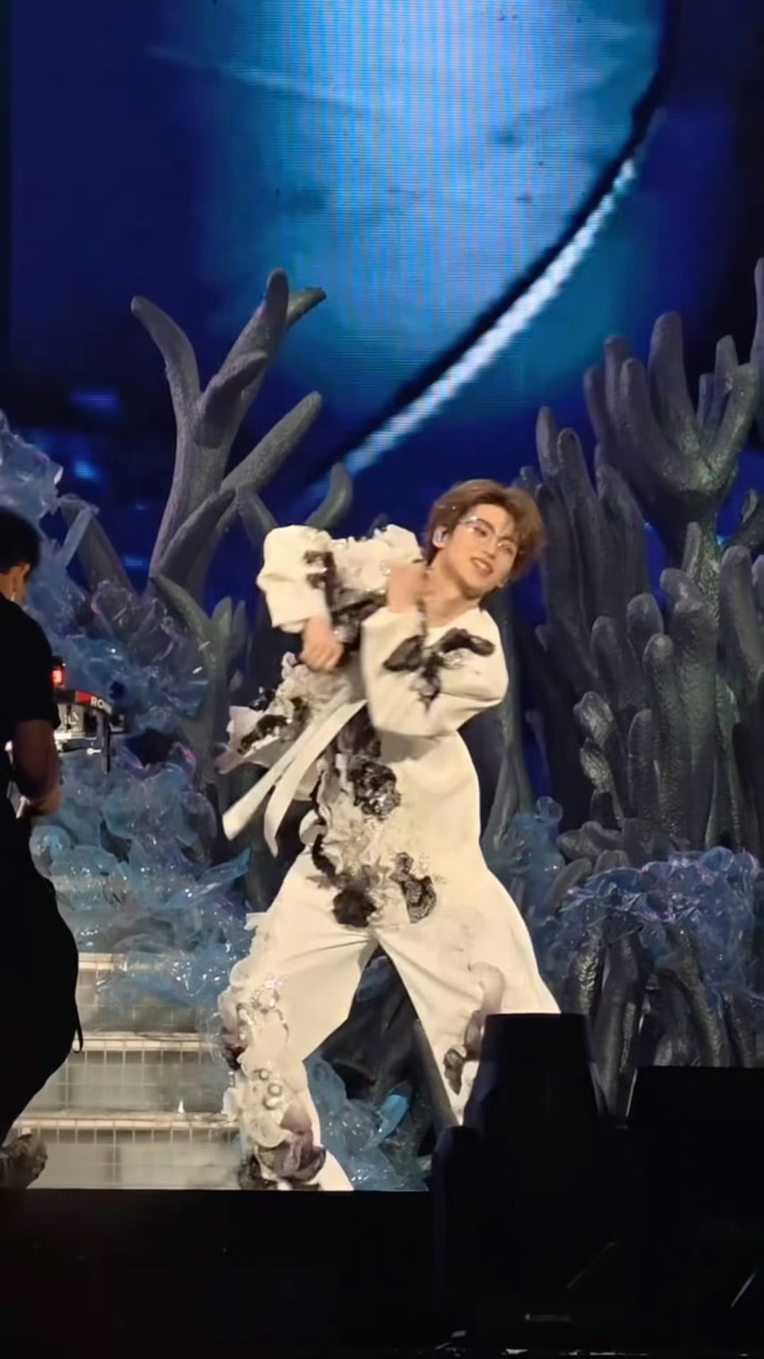 梓渝今日演唱会随舞跳了青苹果乐园、爱的未来式、财神到，好会跳的一男的，是魅魔吧！