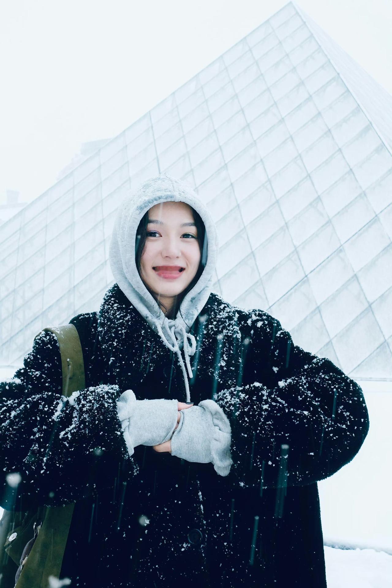 也子在巴黎下雪的照片太有氛围感了[心]
周也