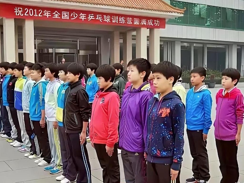 12岁时的孙颖莎太扎眼了！站在小伙伴中间一眼就能认出来，不是因为她的个头比同龄人