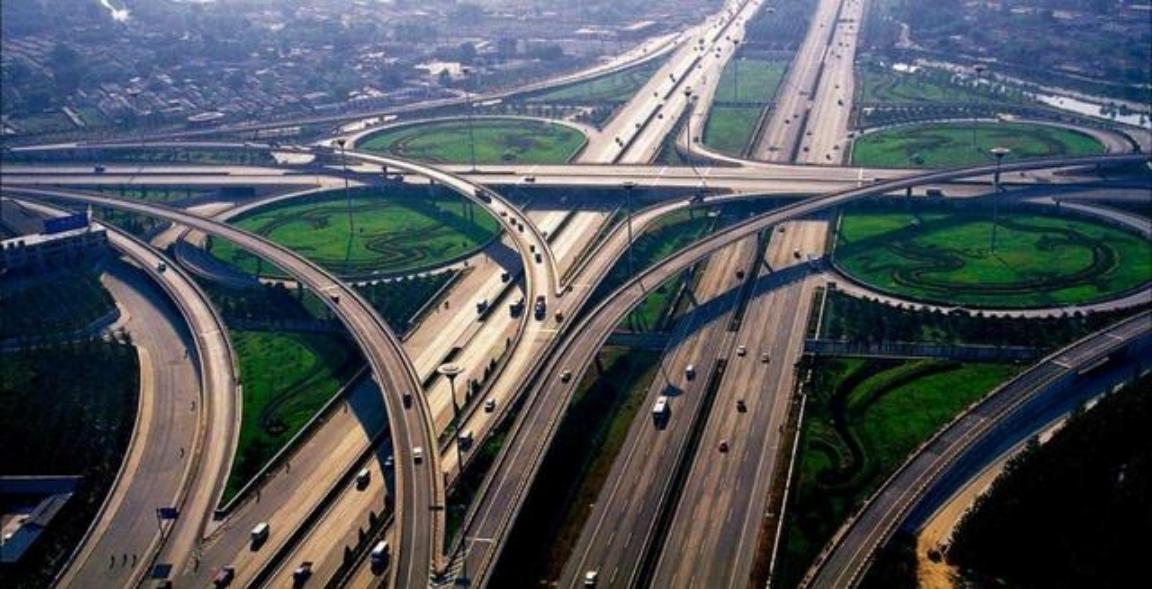 14亿中国人养不起高速？8年亏空6万亿，美国高速免费却能盈利。美国的高速随便上，