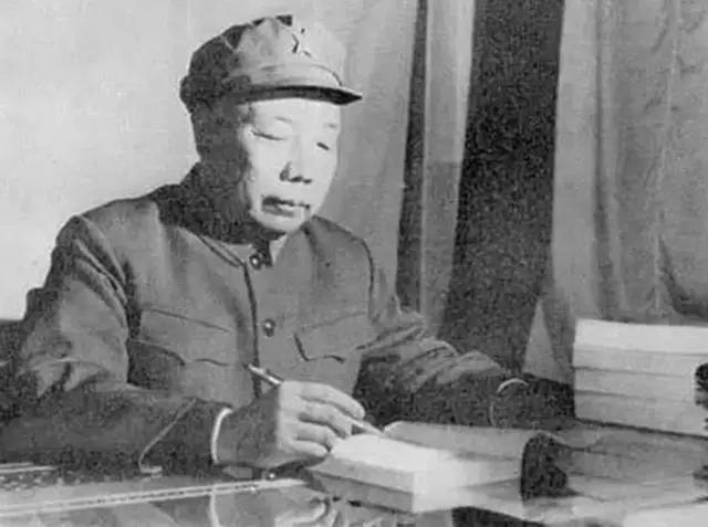 1958年，上将萧华找到了失散多年的妹妹，见面的第一句话"你长得好熊！"“你我都