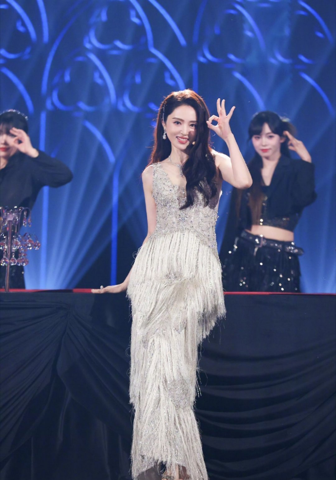 董璇姐姐太美了没想到能这么灵活呢姐 美死了 舞台上闪闪发光，魅力四射，被惊艳到了