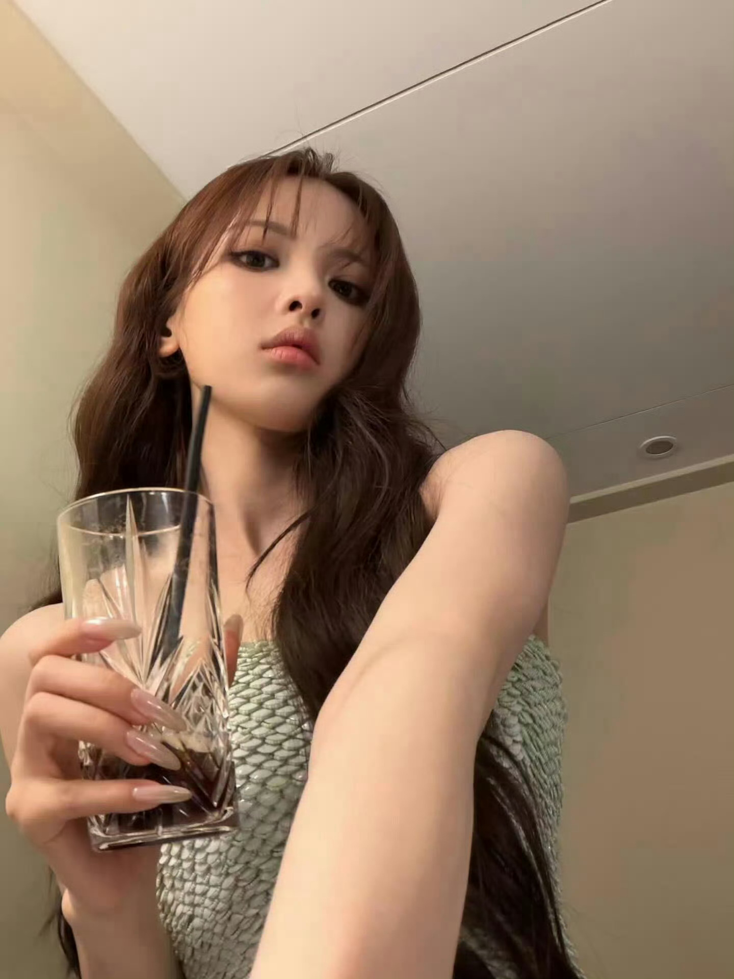 杨超越的脸只有一个巴掌大【杨超越】谁去告诉此女不要仗着太漂亮用雷霆角度自拍 