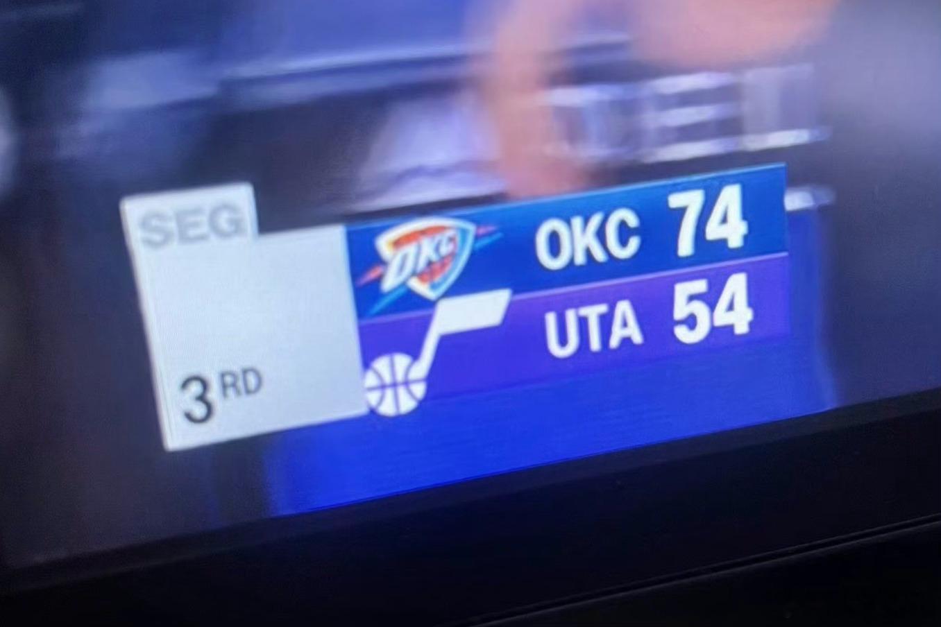 爵士这个主场就差灯不亮了。能坏的都坏了，现在没有表，两边球员盲打。 