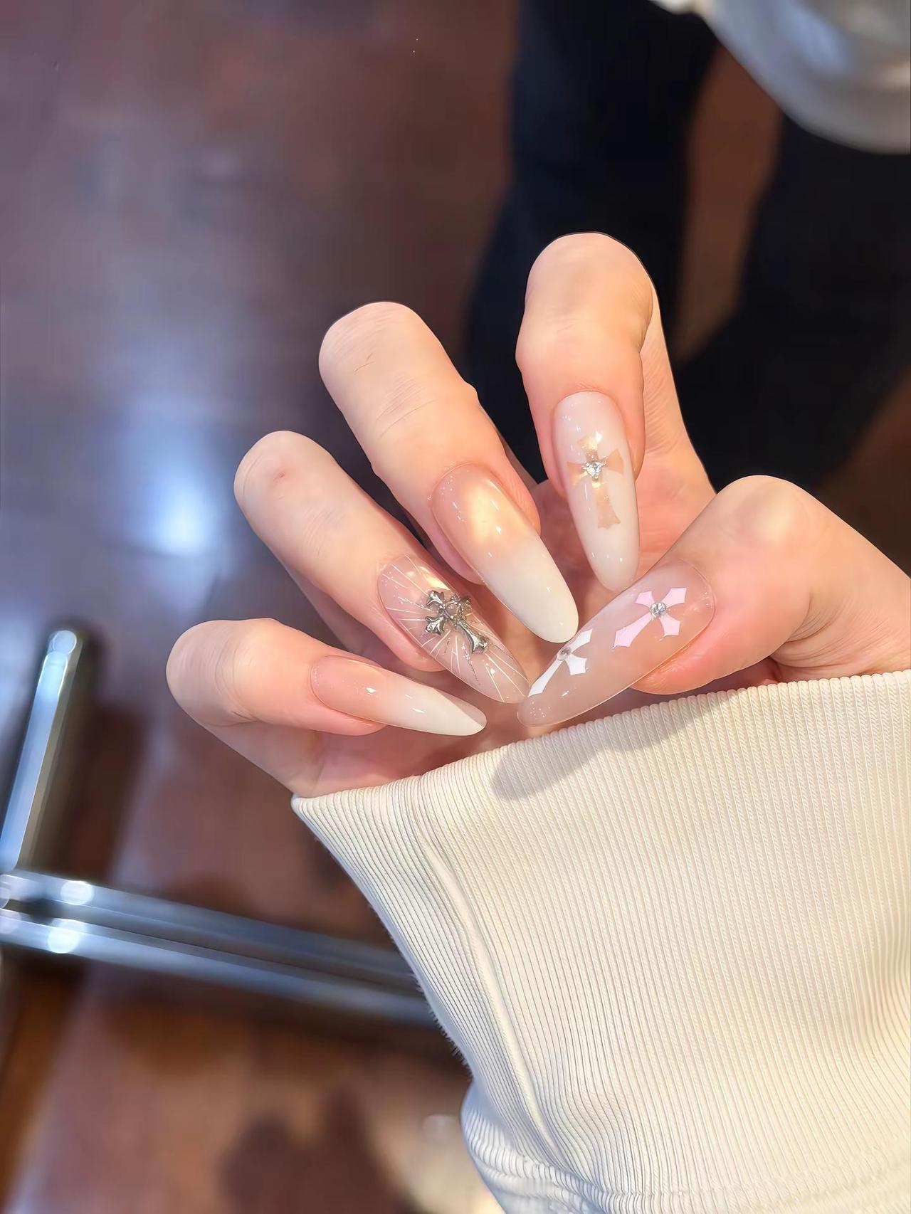 闺蜜我真的好喜欢这个克罗心美甲！ 指甲养成记 白色月光美甲 白色长甲