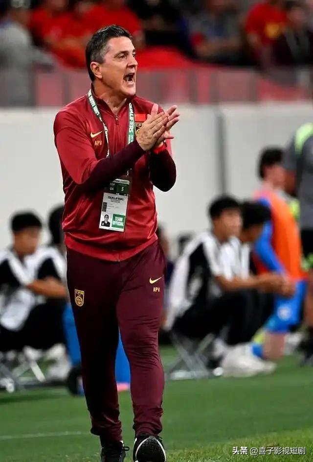 安东尼奥成功源于多方面。他深谙中国足球，放弃华丽传控，主打务实防守反击，善用球员