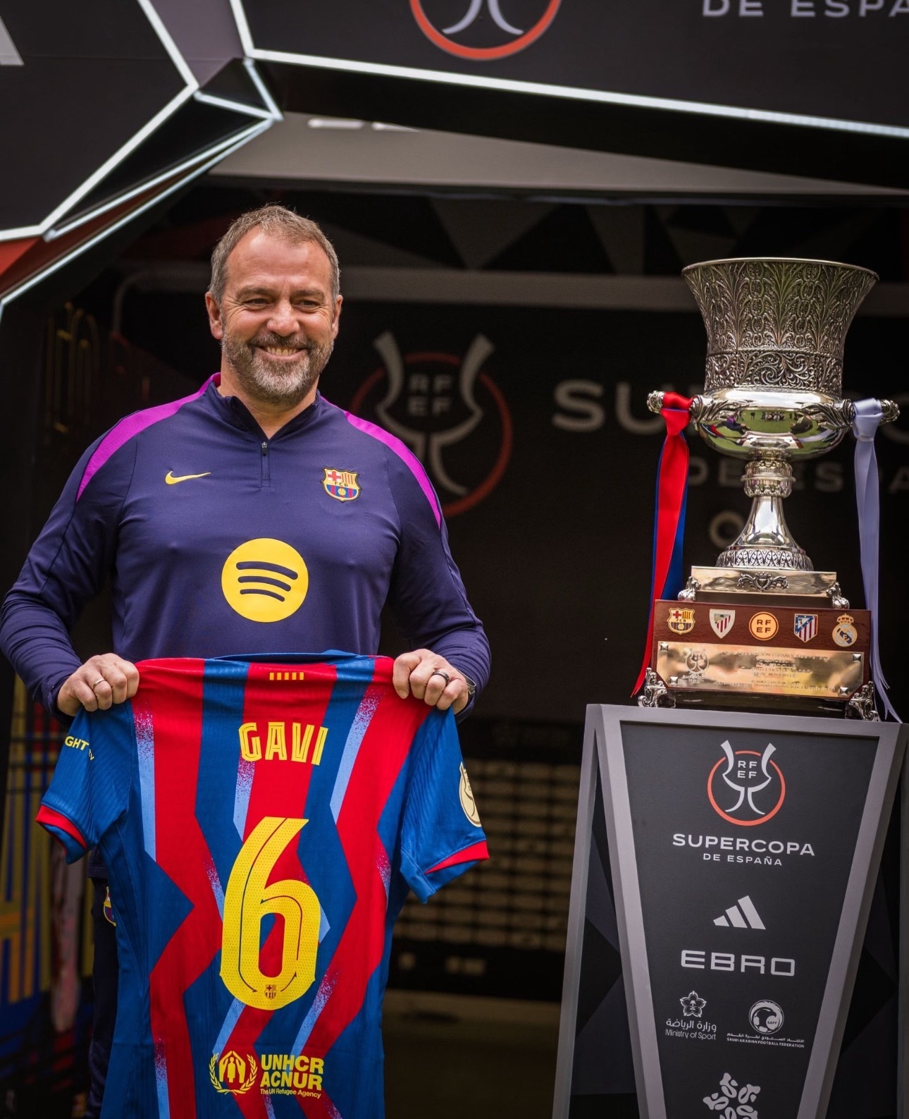 北京时间1月12日凌晨3点，西超杯决赛迎来世纪德比，巴萨对阵皇马的焦点战中，“决