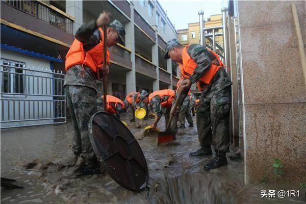 突发强降雨引发山洪内涝，新疆洛浦险情告急！子弟兵与地方应急力量火速集结，逆着洪流