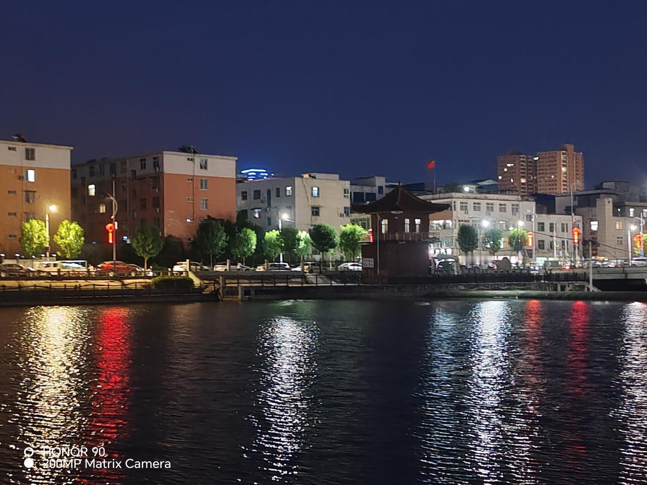 分享一张最美的夜景夜景  桥畔夜景 潘河的夜景是我见过最美的。月光洒在如明镜的水