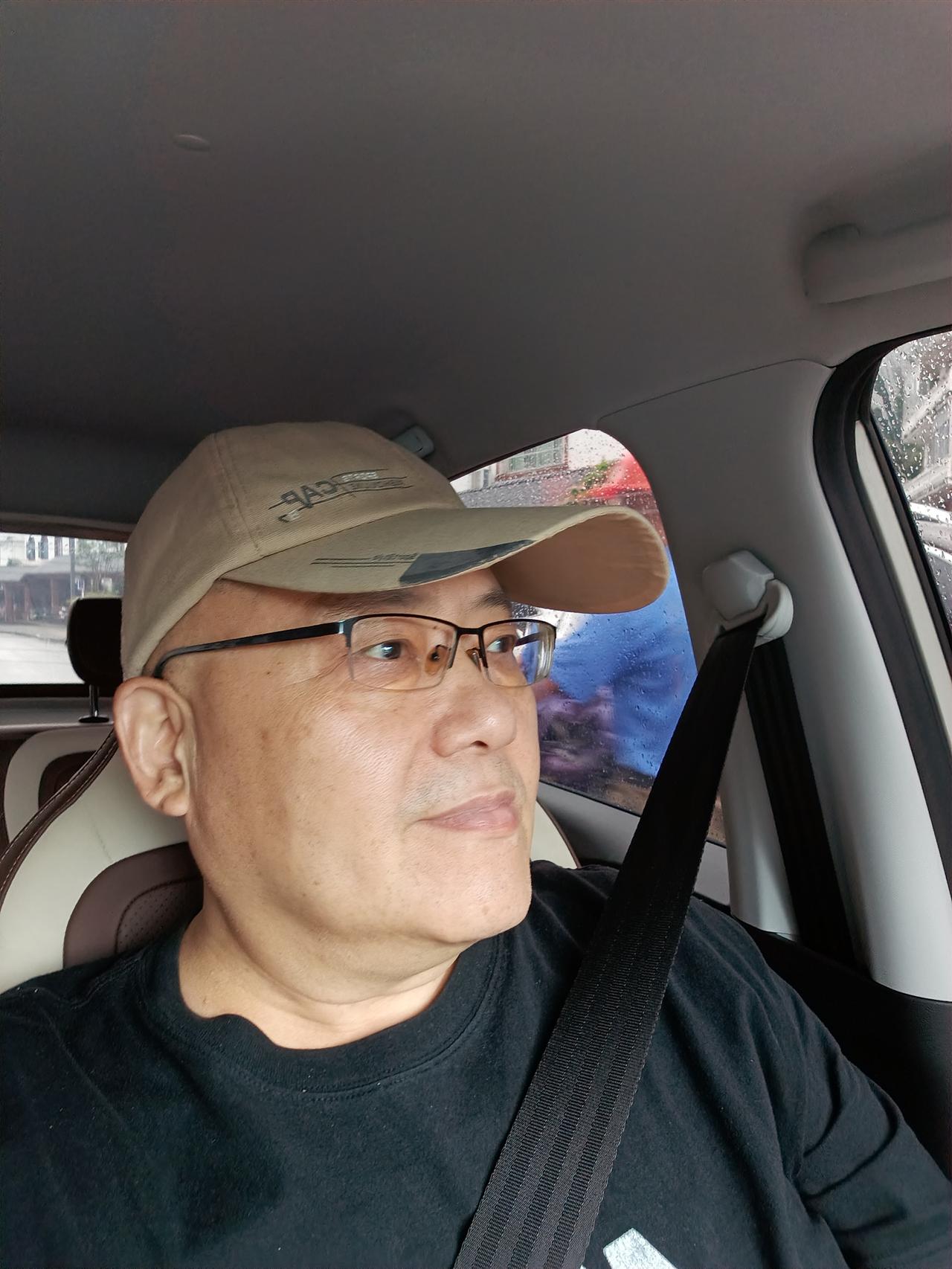 出去了这几天，天天下雨。天气凉爽，很舒服，尤其是晚上睡觉。

下雨哪都去不了，每