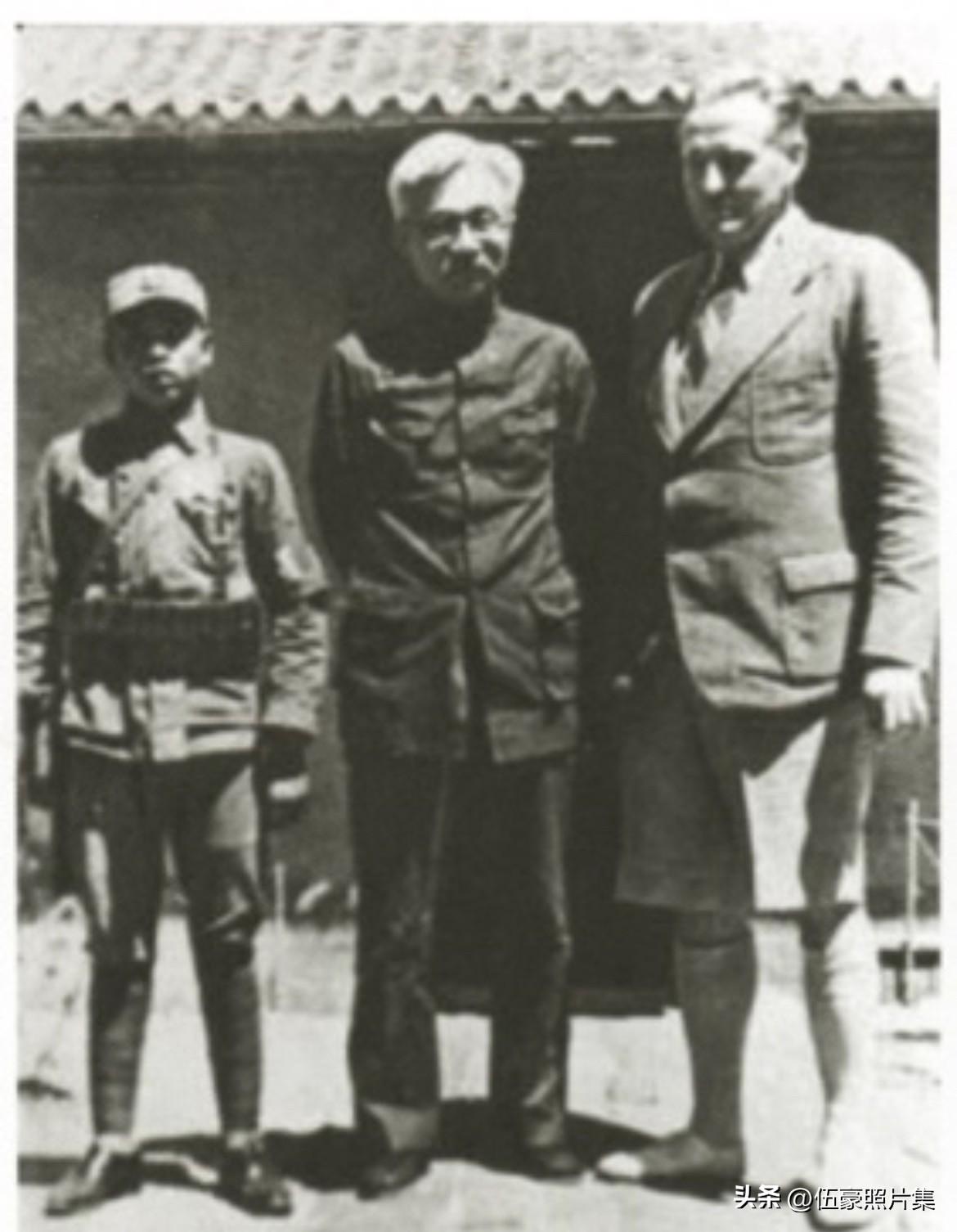 1938年5月，林伯渠和瑞士记者瓦尔特·博斯哈德在八路军驻陕办事处的合影。不久之