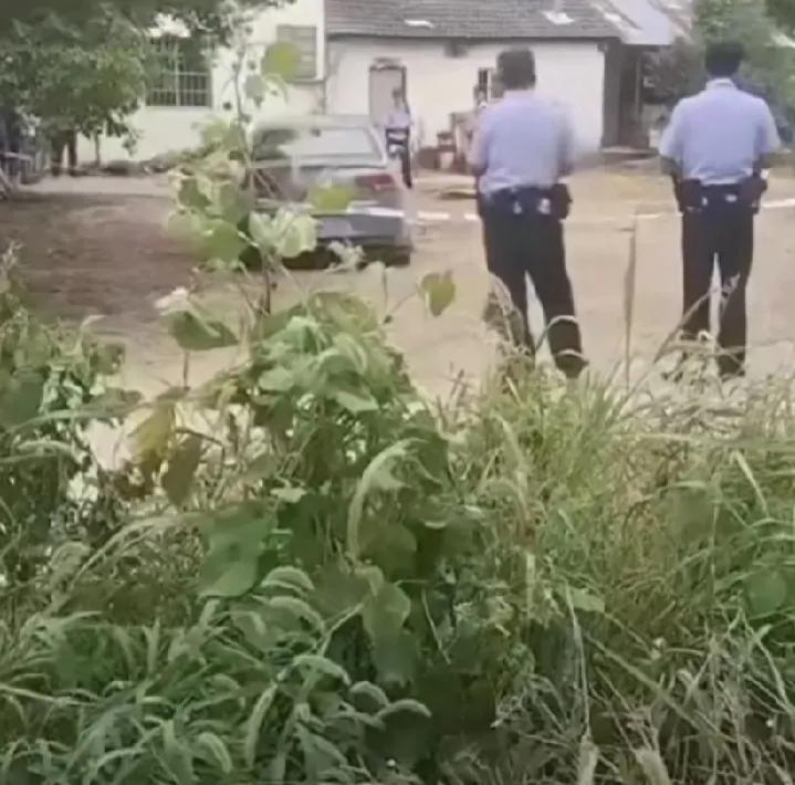 湖北荆门24岁女生因拒绝追求者被蹲点杀害女孩父亲：她曾2次报警。

7月9日湖北