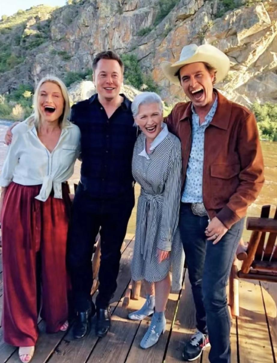 马斯克和妈妈、弟弟、妹妹在一起。
有钱人的幸福和平常人的幸福没什么两样，都是一家