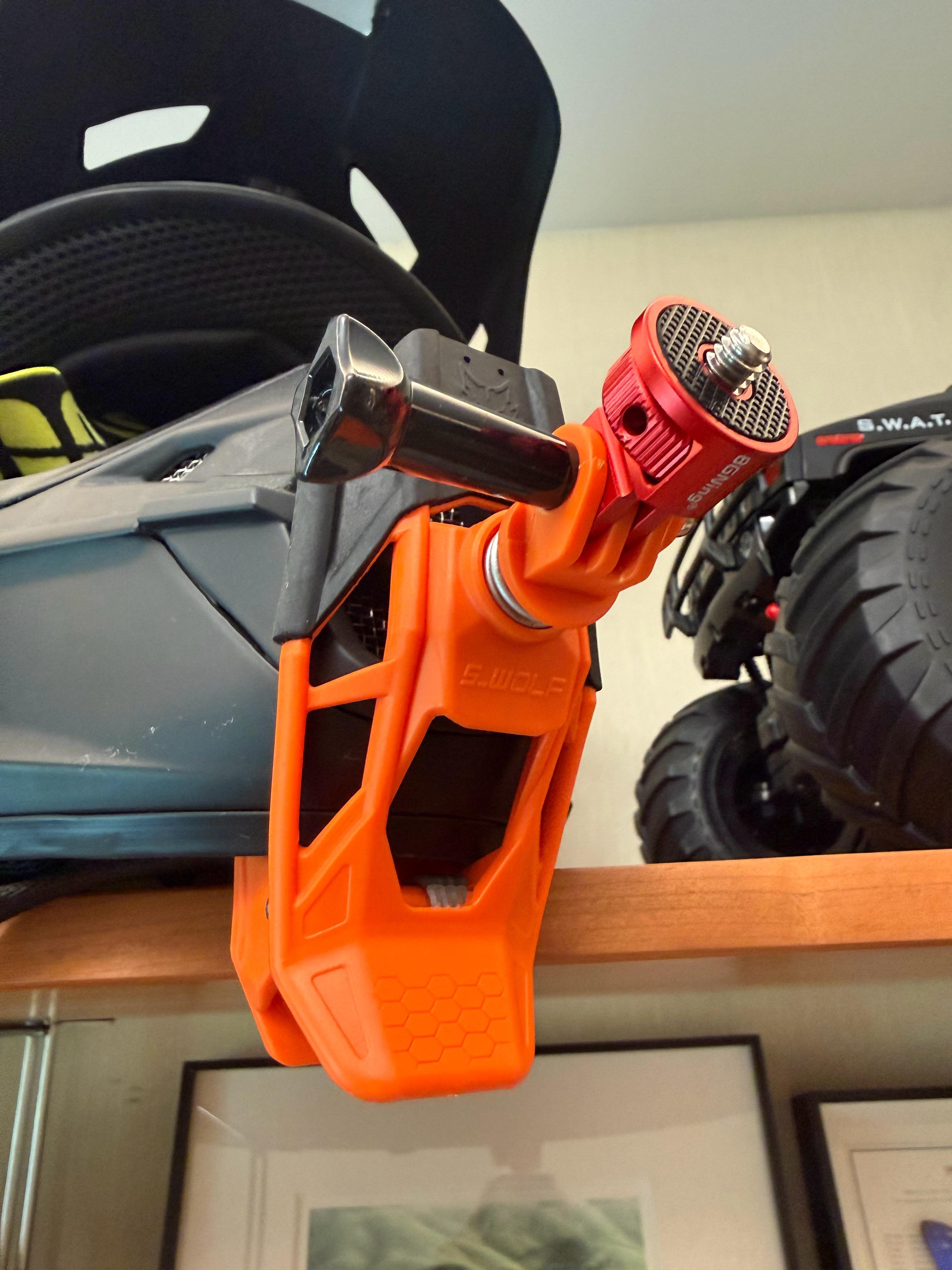 弄了个头盔gopro夹，S.Wolf的，然后弄个1/4转接，回头可以架手机搞82