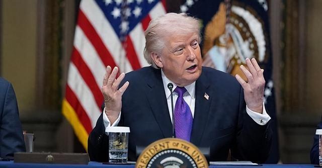 华盛顿那位热衷放狠话的前任首领最近逢人就吹，非要逼着波斯湾这头“倔驴”跪地求饶。