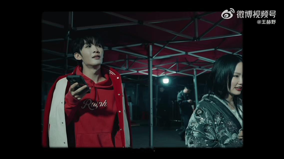 王赫野内娱唯一班主任塑野子在镜头前和私下里的状态差别真的特别大 