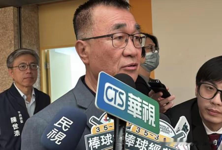 李四川真是“太极”老手，他善于“以不战应万战”。

面对黄国昌昨天说比他有活力与