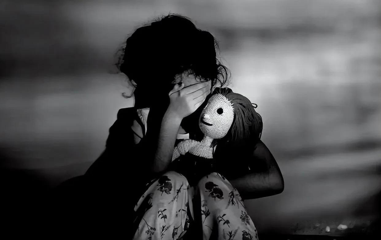 6岁那年，她被班主任老公性侵了三个月。女孩曾经恳求:叔叔，我很痛苦。性侵害是一种