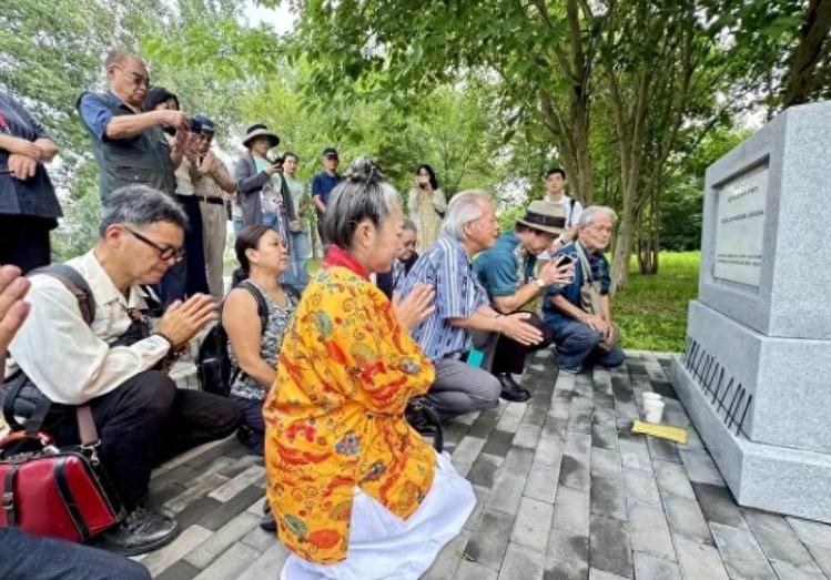 好好的普通人祭祖咋就让日本人慌成这副模样？琉球人穿着自家传统衣服来北京祭拜祖辈，